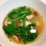 香りが良いですね☆春菊と椎茸と豆腐の味噌汁